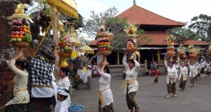 Renkler ve Kokular Arasında: Odalan Ayini, Bali