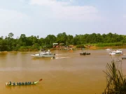 Baram Regatta: Borneo’nun Kanlı Geçmişinden Barışa Uzanan Festival Baram Regatta sırasında Baram Nehri'nde yarışan geleneksel uzun kano ve arkada modern yatlar.