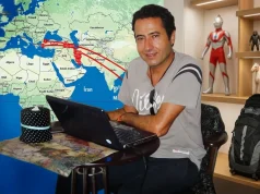Yolculukta Hayat Kurtaran Elektronikler: Dijital Göçebe El Kitabı Bangkok'ta bir kafede laptop başında seyahat blogu yazısı hazırlayan bir dijital göçebe.
