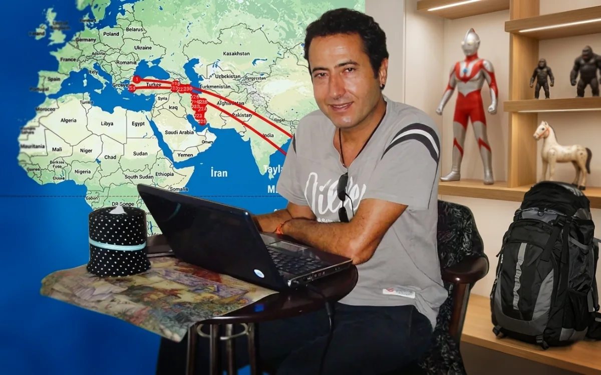 Bangkok'ta bir kafede laptop başında seyahat blogu yazısı hazırlayan bir dijital göçebe.