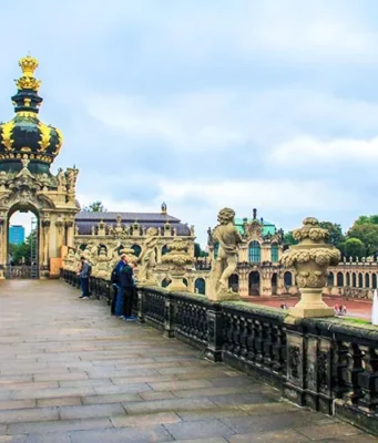 Kronentor, Zwinger