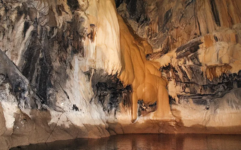 altınbeşik mağarası içi