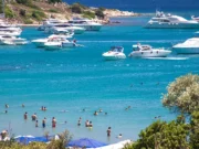 Çeşme’nin Turkuaz Renkli Koyu: Sera Plajı, Dalyan sera plajı