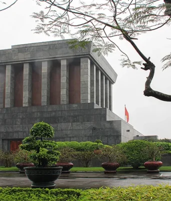 Bir Önderin Hatırası: Ho Chi Minh Mozolesi ve Müzesi Ho Chi Minh Mozolesi