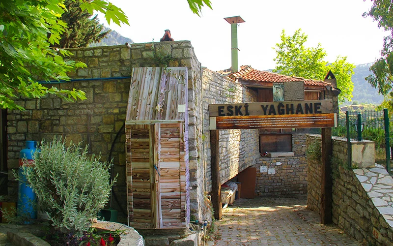 �am Bal� �le �nl� Bay�r K�y�, Marmaris