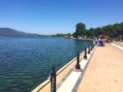 Köyceğiz gölü kıyısında yer alan, palmiyeler ve banklarla çevrili sakin Köyceğiz sahil kordonu yürüyüş yolu