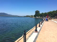 Köyceğiz gölü kıyısında yer alan, palmiyeler ve banklarla çevrili sakin Köyceğiz sahil kordonu yürüyüş yolu