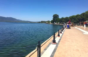 Köyceğiz Gezilecek Yerler: Ege’nin Gürültüsüne Kafa Tutan O Kadim Sessizlik Köyceğiz gölü kıyısında yer alan, palmiyeler ve banklarla çevrili sakin Köyceğiz sahil kordonu yürüyüş yolu