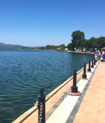 Köyceğiz gölü kıyısında yer alan, palmiyeler ve banklarla çevrili sakin Köyceğiz sahil kordonu yürüyüş yolu