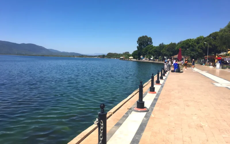 Köyceğiz Gezilecek Yerler: Ege’nin Gürültüsüne Kafa Tutan O Kadim Sessizlik