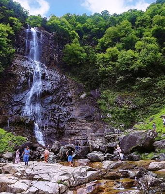 Yükseklere Saklanmış Bir Doğa Harikası: Mençuna Şelalesi Mençuna Şelalesi