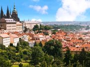 Şehrin Üzerinden Yükselen Prag Kalesi prag kalesi, çekya