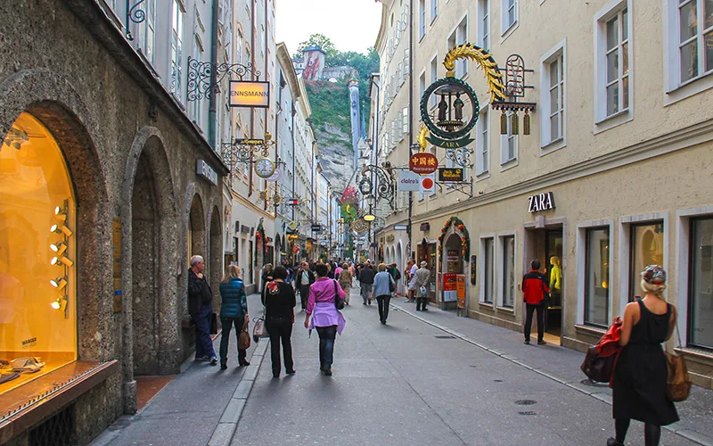salzburg getreidegasse street