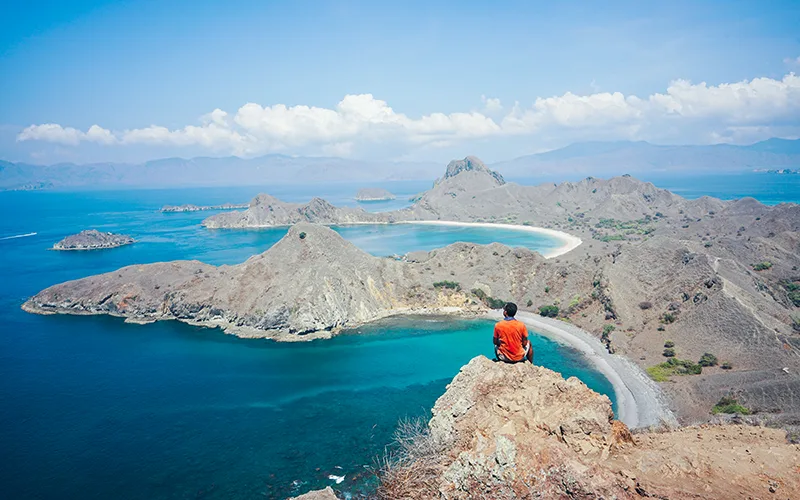 Yalnız seyahat eden gezgin, sırt çantasıyla dağ yolunda