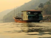 Mekong Nehrinde Yolculuk: Pakbeng Köyü Mekong River, Laos
