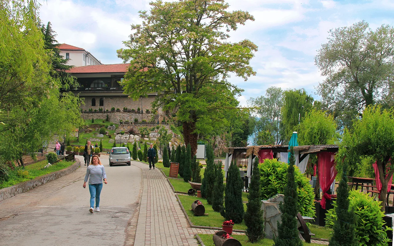 Aziz Naum Manastırı Bahçesi
