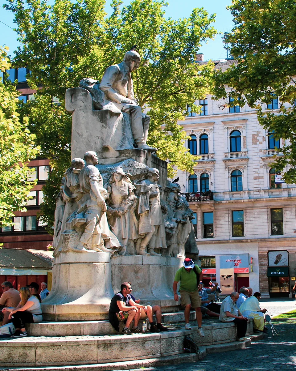 Vörösmarty Meydanı