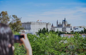 Madrid Gezi Rehberi: Bir Başkentten Daha Fazlası, Yaşayan Bir Şehir Madrid Kraliyet Sarayı - Madrid gezi rehberi için çekilmiş şehir manzarası