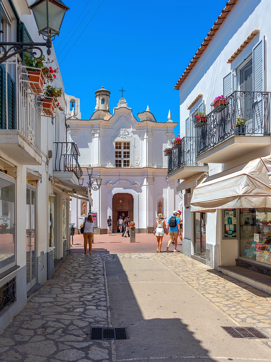 Anacapri'nin dar ve beyaz sokakları arasından Santa Sofia Kilisesi manzarası.