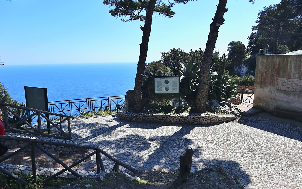 Capri Adası Villa Jovis antik kenti girişindeki bilgilendirme levhaları ve deniz manzaralı teras.