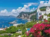 Capri Adası Marina Grande limanı ve tarihi Villa Torricella manzarası eşliğinde bir günlük gezi rehberi kapağı.