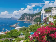 Capri Adası Marina Grande limanı ve tarihi Villa Torricella manzarası eşliğinde bir günlük gezi rehberi kapağı.