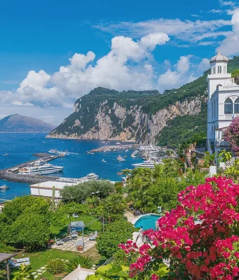 Capri Adası Marina Grande limanı ve tarihi Villa Torricella manzarası eşliğinde bir günlük gezi rehberi kapağı.