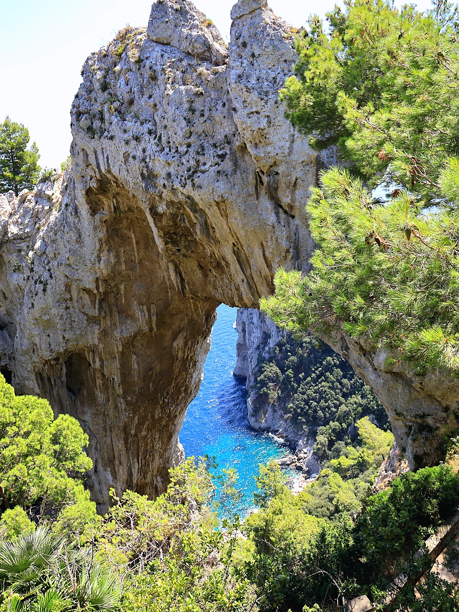 Capri Adası'nda deniz manzaralı devasa kireçtaşı oluşumu Arco Naturale.