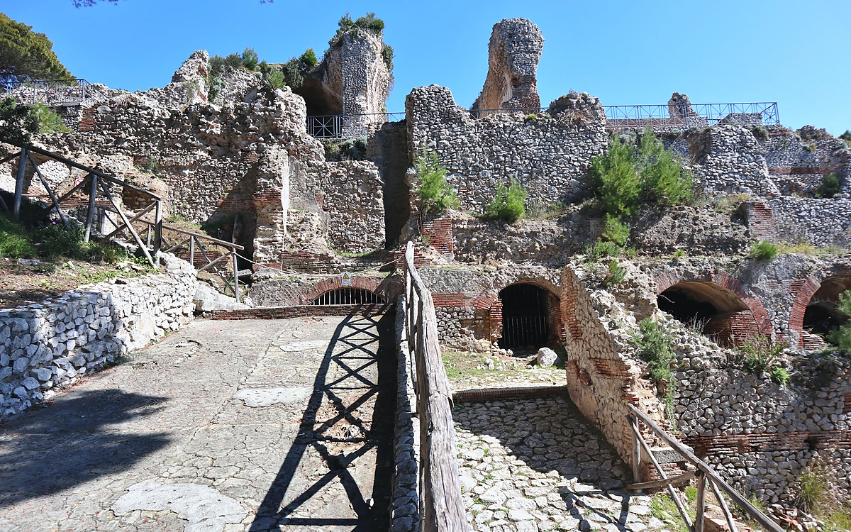 Capri Adası'nda İmparator Tiberius'un sarayı Villa Jovis antik kalıntıları.