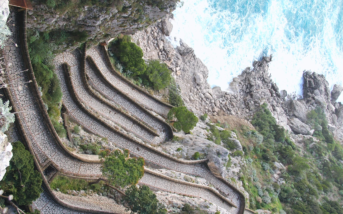 Capri Adası'nda kayalıklara oyulmuş zikzak formundaki tarihi Via Krupp yolu.