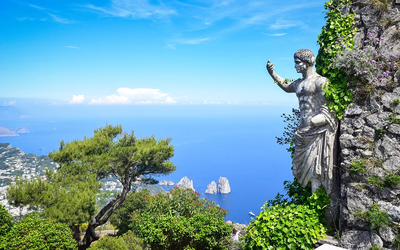 Monte Solaro zirvesinden Faraglioni kayalıkları ve Augustus heykeli manzarası.