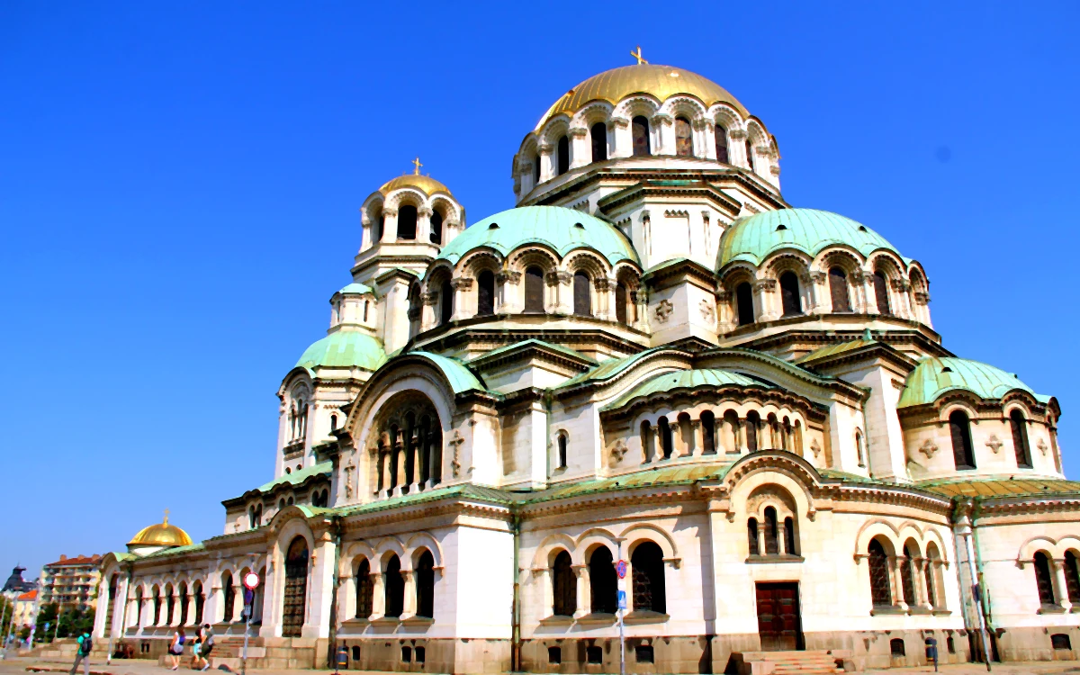 Sofya'daki Aziz Aleksandr Nevski Katedrali'nin altın ve yeşil kubbelerinin güneşli bir günde dışarıdan görünümü.