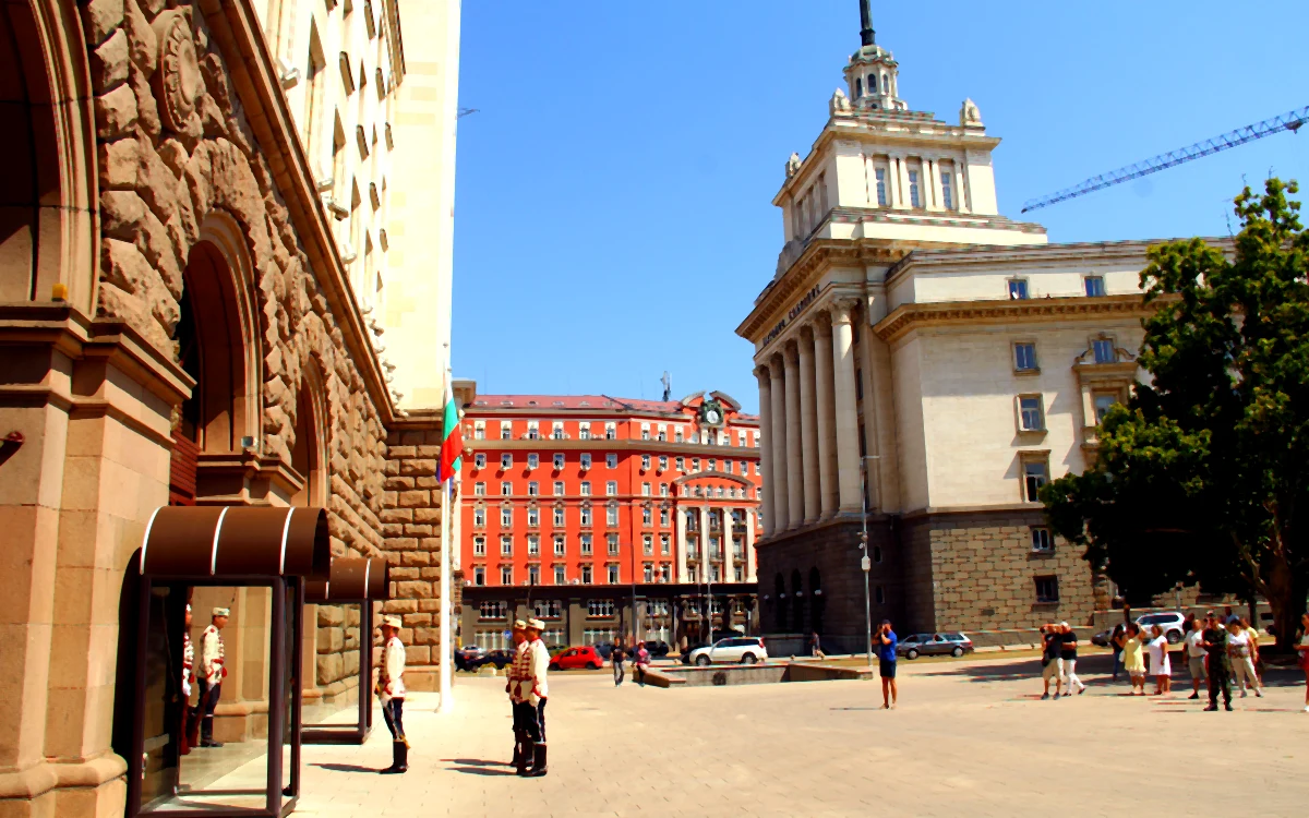 Sofya Cumhurbaşkanlığı binası önünde nöbet tutan askerler ve arka planda eski Ulusal Meclis binası.
