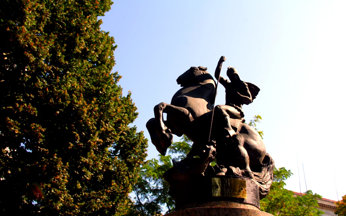 Sofya'da at üzerinde ejderhayı mızraklayan Aziz George heykeli ve yanındaki büyük ağaç.