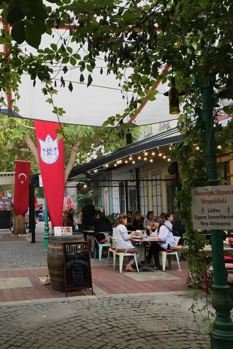 İzmir Abacıoğlu Hanı avlusunda tarihi taş yapı ve oturma alanları