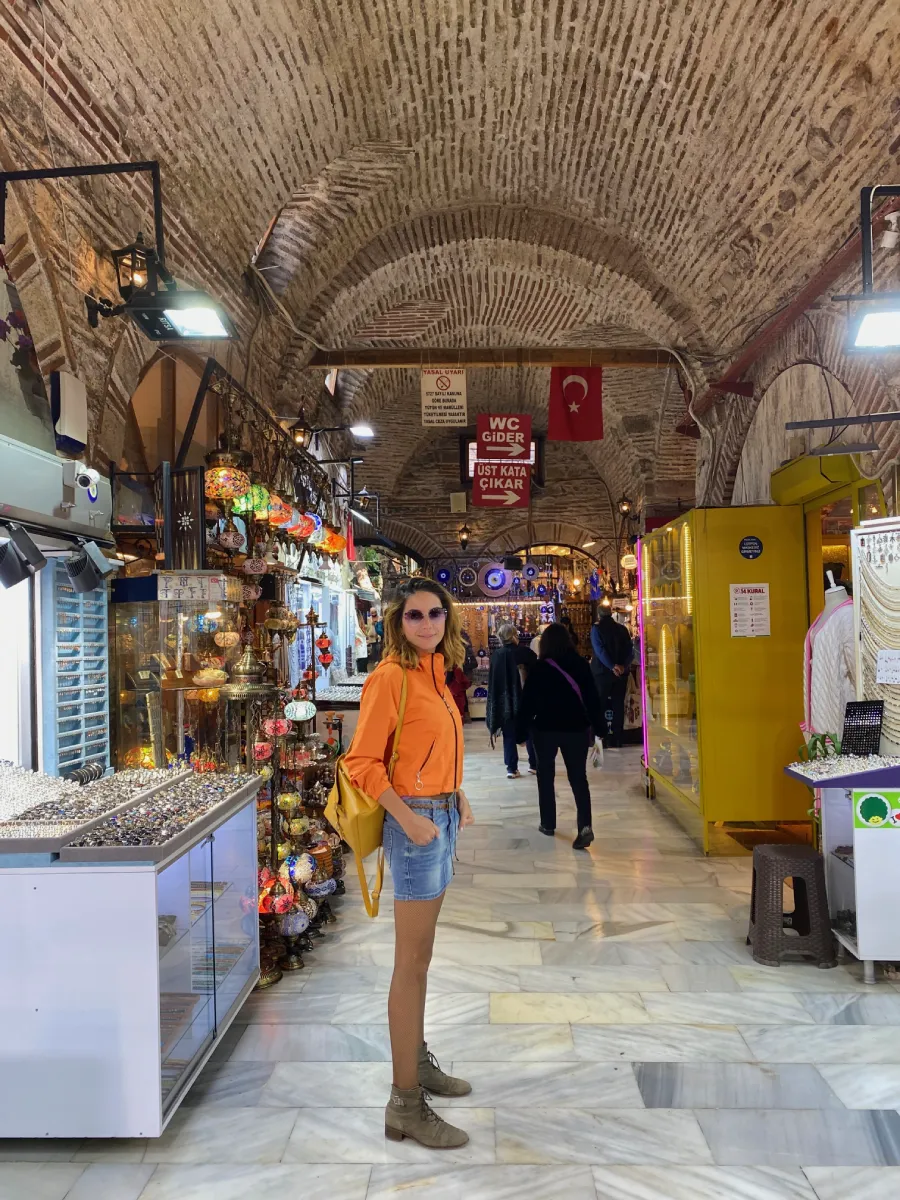 İzmir Kemeraltı Kızlarağası Hanı avlusunda tarihi taş yapı ve çarşı atmosferi