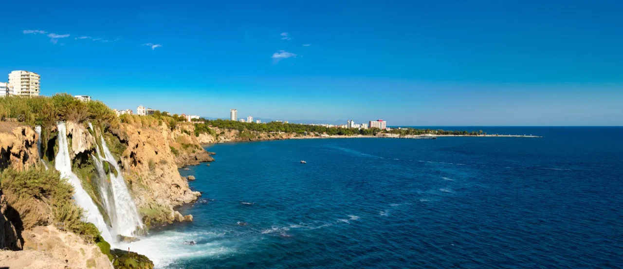 Antalya Düden Şelalesi panoramik görünüm, falezlerden Akdeniz’e dökülen su