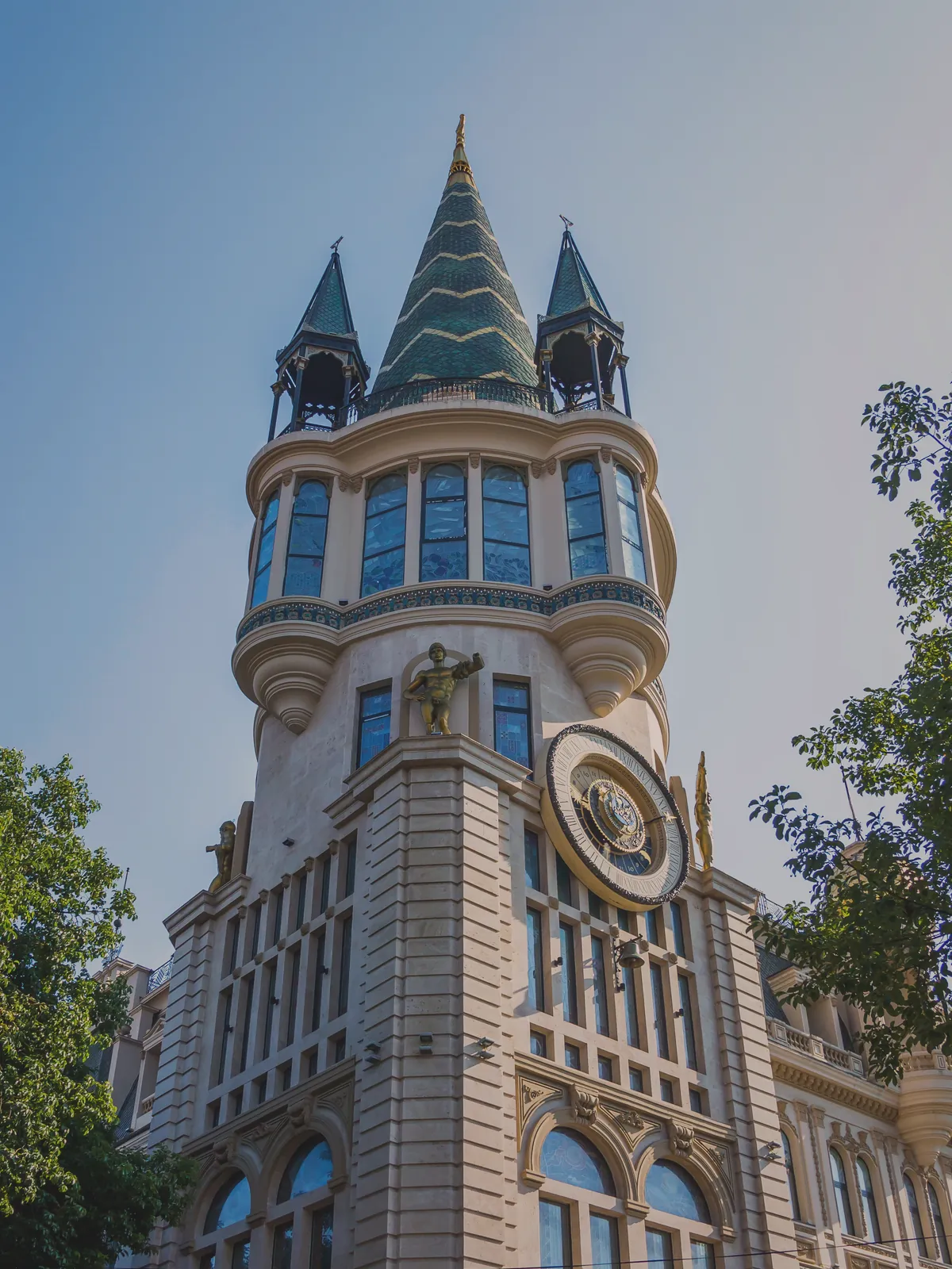 Eski Batum Astronomik Saat kulesi altın detaylı kadran ve mimari