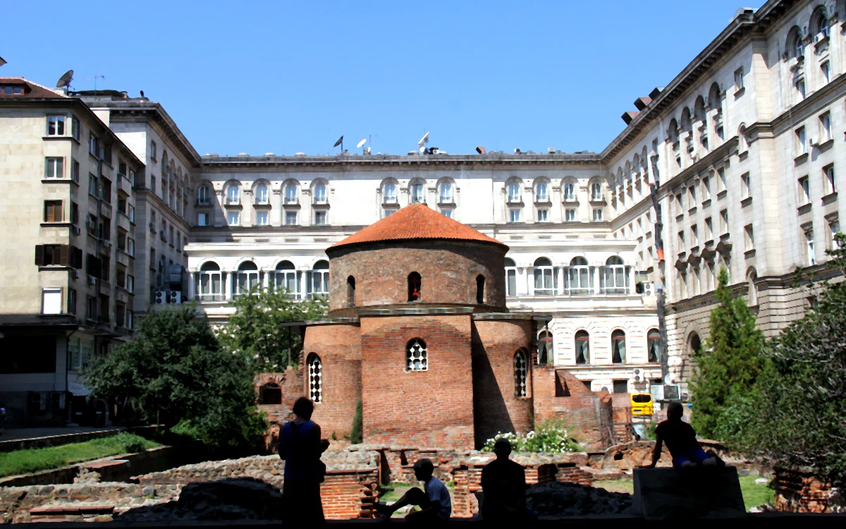 Sofya'daki antik Aziz George Rotunda Kilisesi ve çevresindeki Roma dönemi kalıntıları.