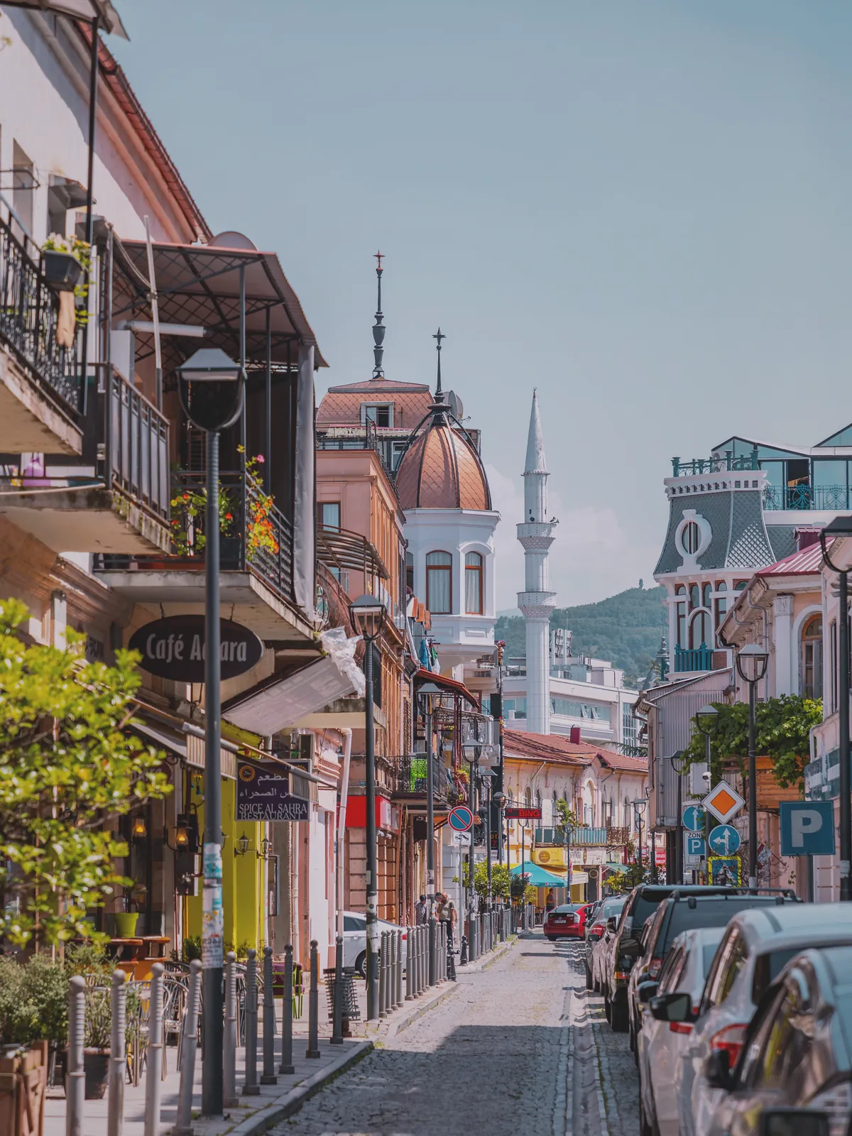 Eski Batum sokakları tarihi binalar ve uzaktan görünen Orta Camii minaresi