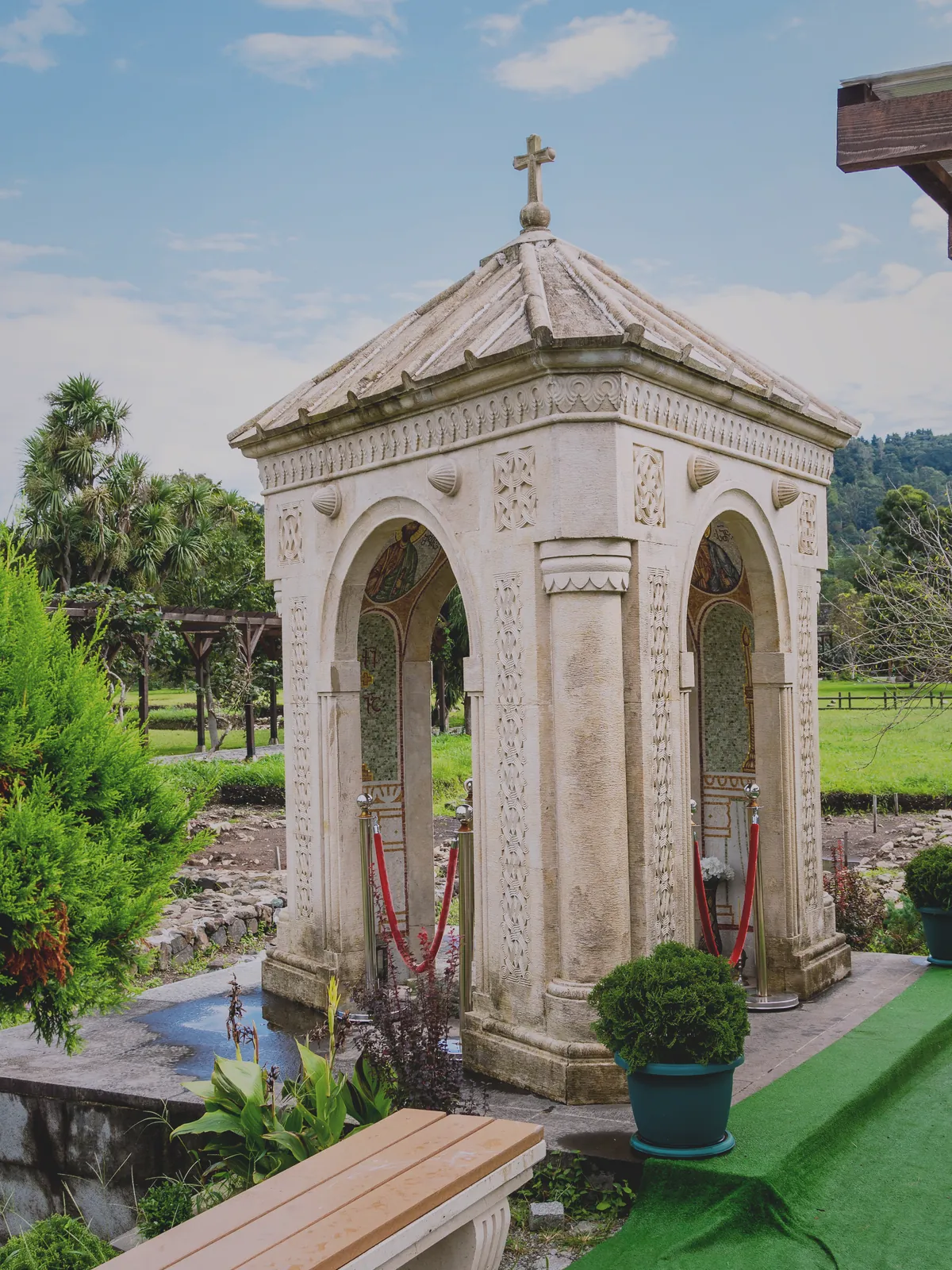 Gonio Kalesi içindeki Aziz Matthias anıt mezarı ve dini yapı