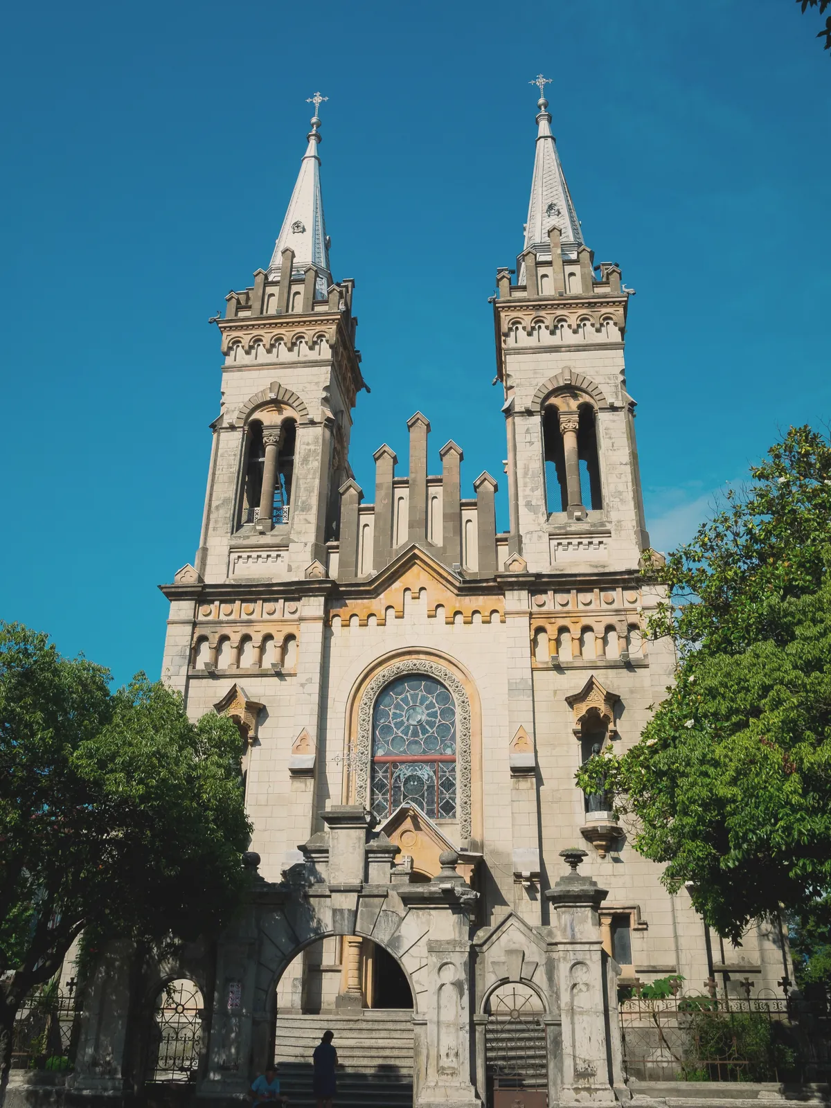 Batum Meryem Ana Kilisesi katedrali neo-gotik mimari dış cephe görünümü