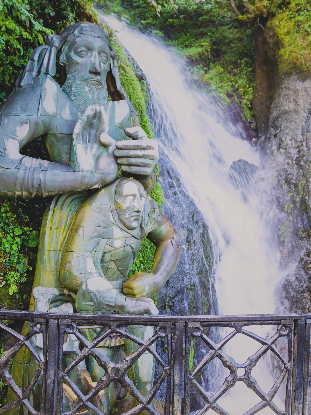 Batum Sarpi sınırındaki Aziz Andrew heykeli ve şelalesi