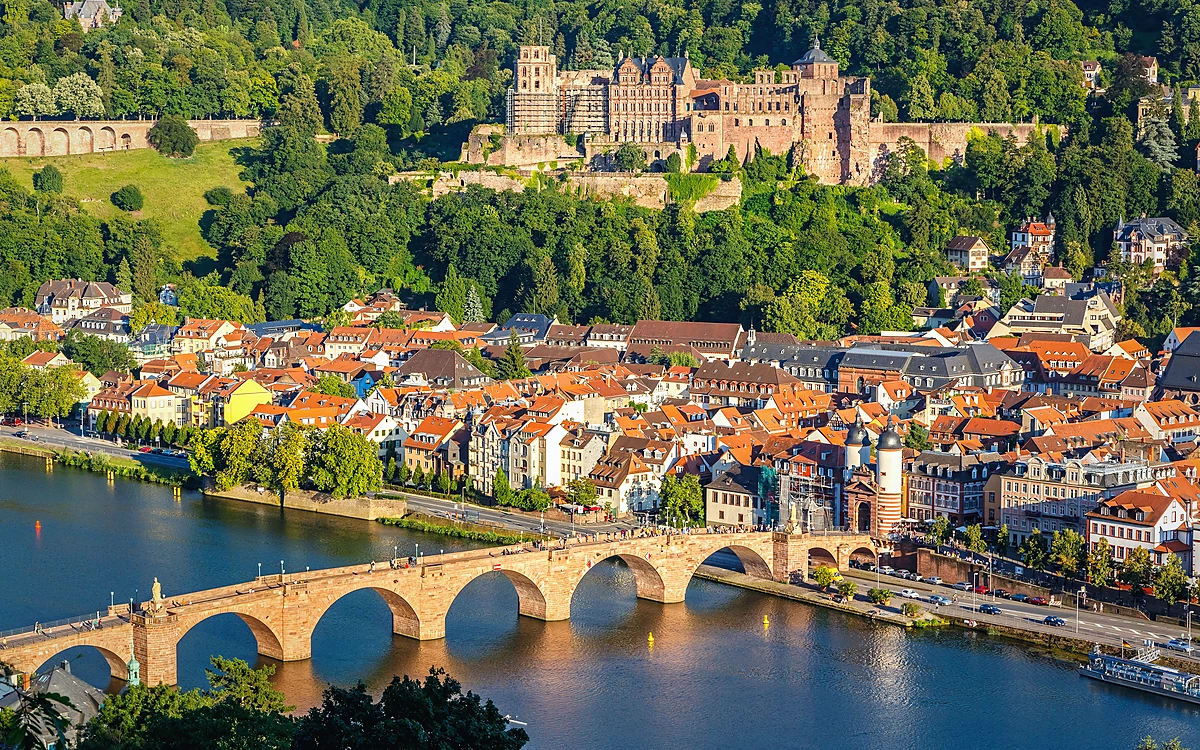 Neckar Nehri üzerindeki tarihi köprü