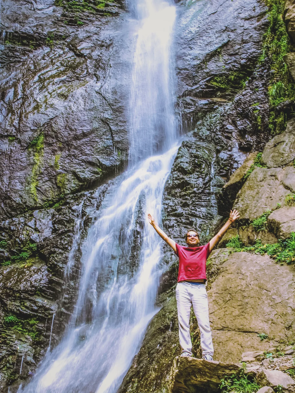 Batum Makhuntseti Şelalesi önünde poz veren Kemal Kaya ve dev şelale