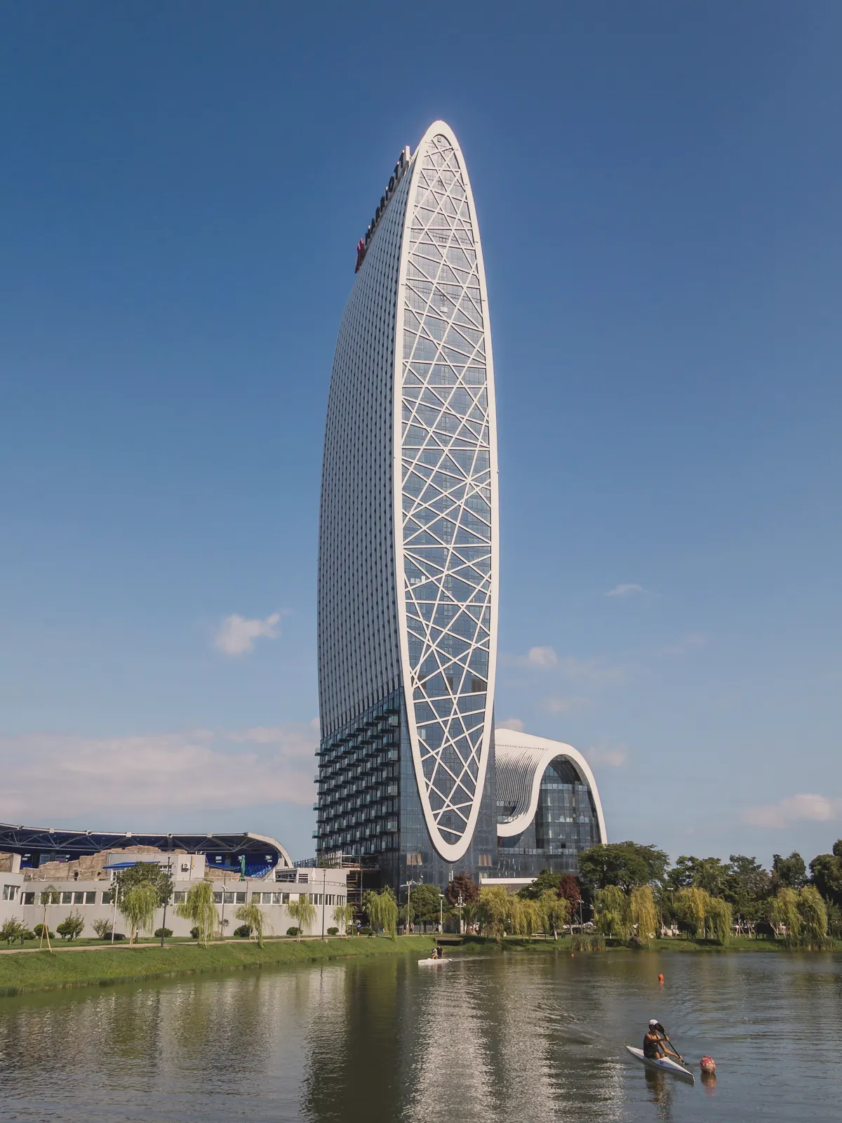 Batum Ardagani Gölü kıyısında yükselen modern Alliance Privilege Marriott binası