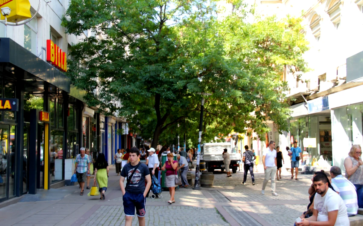 Sofya'daki yaya trafiğine açık Pirotska Caddesi, yol kenarındaki Billa marketi ve çevredeki alışveriş yapan insanlar.
