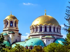 19. yüzyıl sonunda Rus-Osmanlı Savaşı'nda ölenlerin anısına inşa edilen, altın kaplama kubbeleri ve devasa iç mekanıyla Balkanlar'ın en büyük Ortodoks katedrallerinden biri.