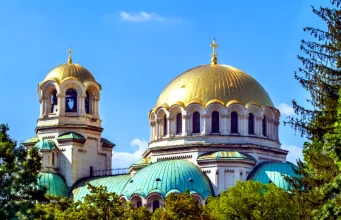 19. yüzyıl sonunda Rus-Osmanlı Savaşı'nda ölenlerin anısına inşa edilen, altın kaplama kubbeleri ve devasa iç mekanıyla Balkanlar'ın en büyük Ortodoks katedrallerinden biri.