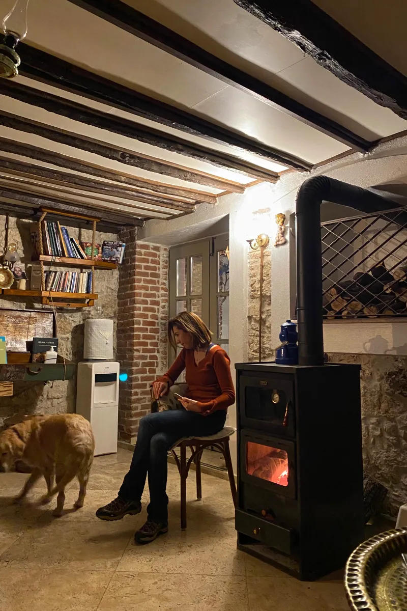 Ayvalık’ta butik otel iç mekânı, taş duvarlar ve sıcak atmosfer